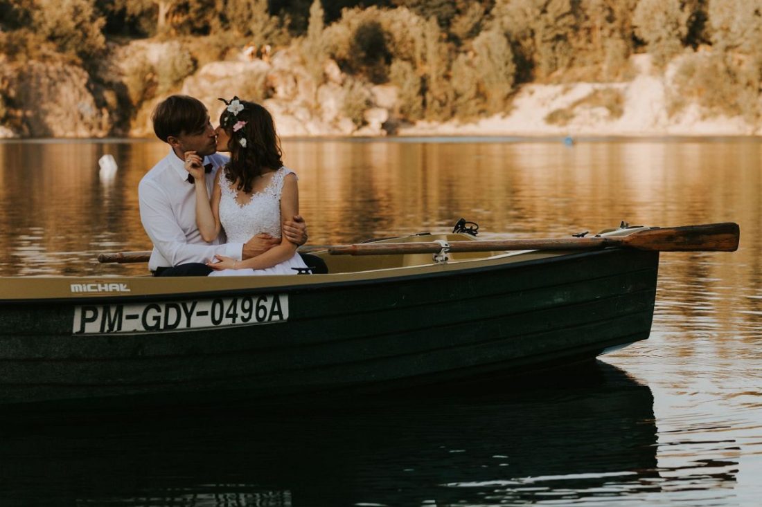 Sesja ślubna na łódce, plener ślubny łódka