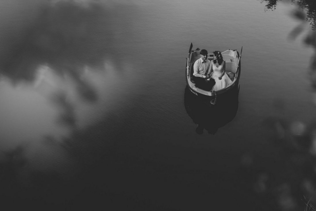 Sesja ślubna na łódce, plener ślubny łódka